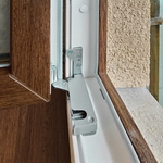 Скрытолежащая нижняя петля Зигения на окне Рехау Скрытолежащая нижняя петля Зигения на окне Рехау